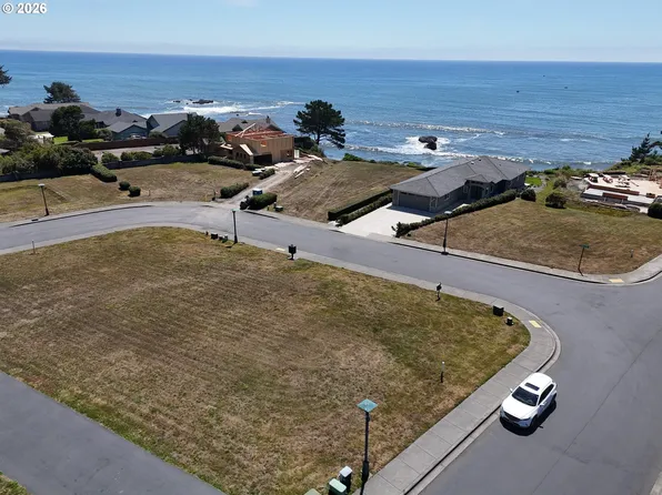 Sea Breeze Way #18, Brookings, OR 97415