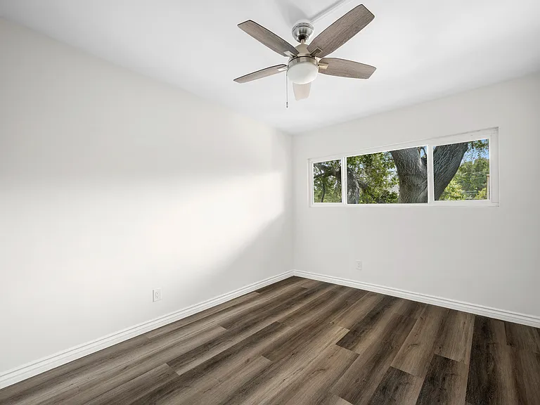 2116 E Chevy Chase Dr #C — Photo 19