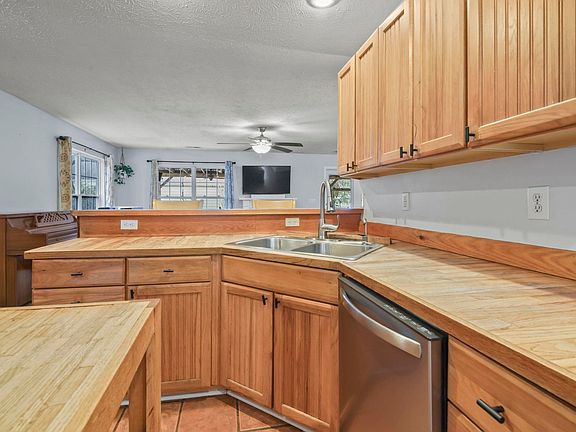 4th image of 4040 Longleaf Ln.