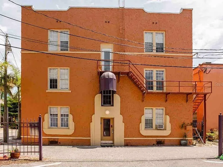 118 Indian Pl — Photo 1