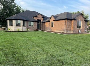 35990 Windridge Dr, New Baltimore, MI 48047