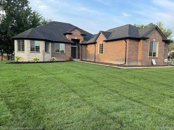 35990 Windridge Dr, New Baltimore, MI 48047