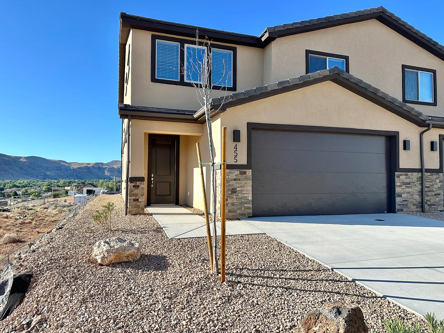 Newly Built beautiful 4 bedroom townhome — Photo 1