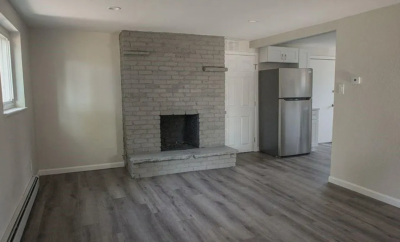 3 bed, 950 sqft, $2,150 — Photo 3