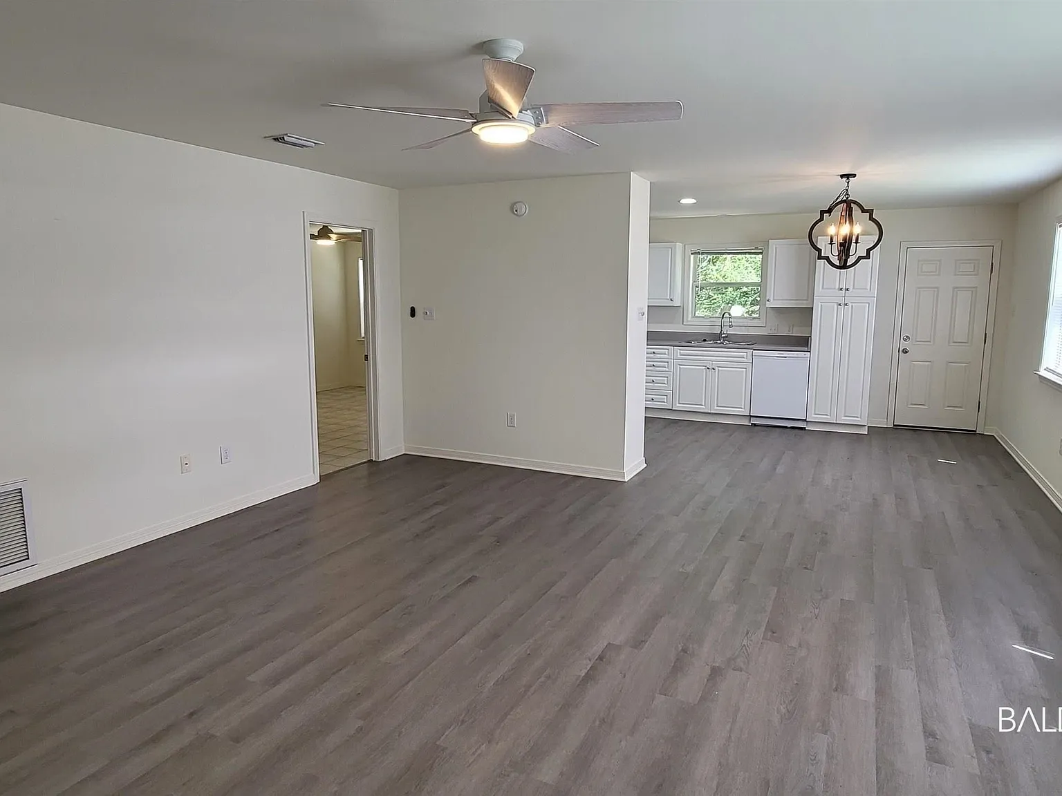 3 bed, 2.0 bath, 1425 sqft, $1,800 — Photo 4
