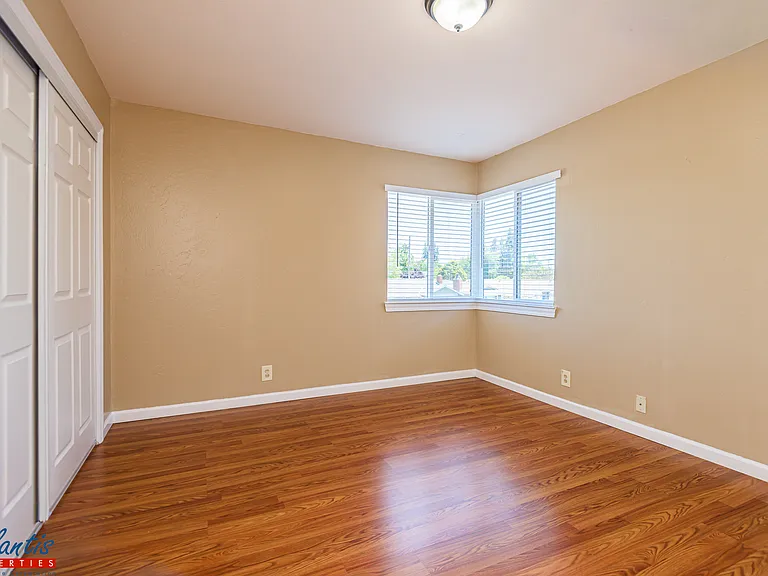 74 Roxbury St #3 — Photo 8
