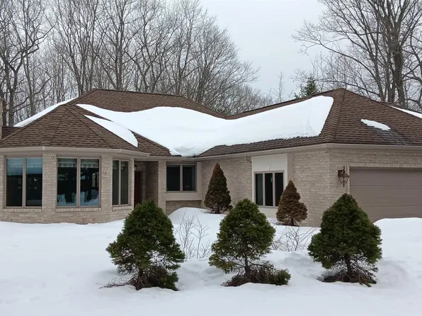 24 Royal Oak Dr, Gladstone, MI 49837