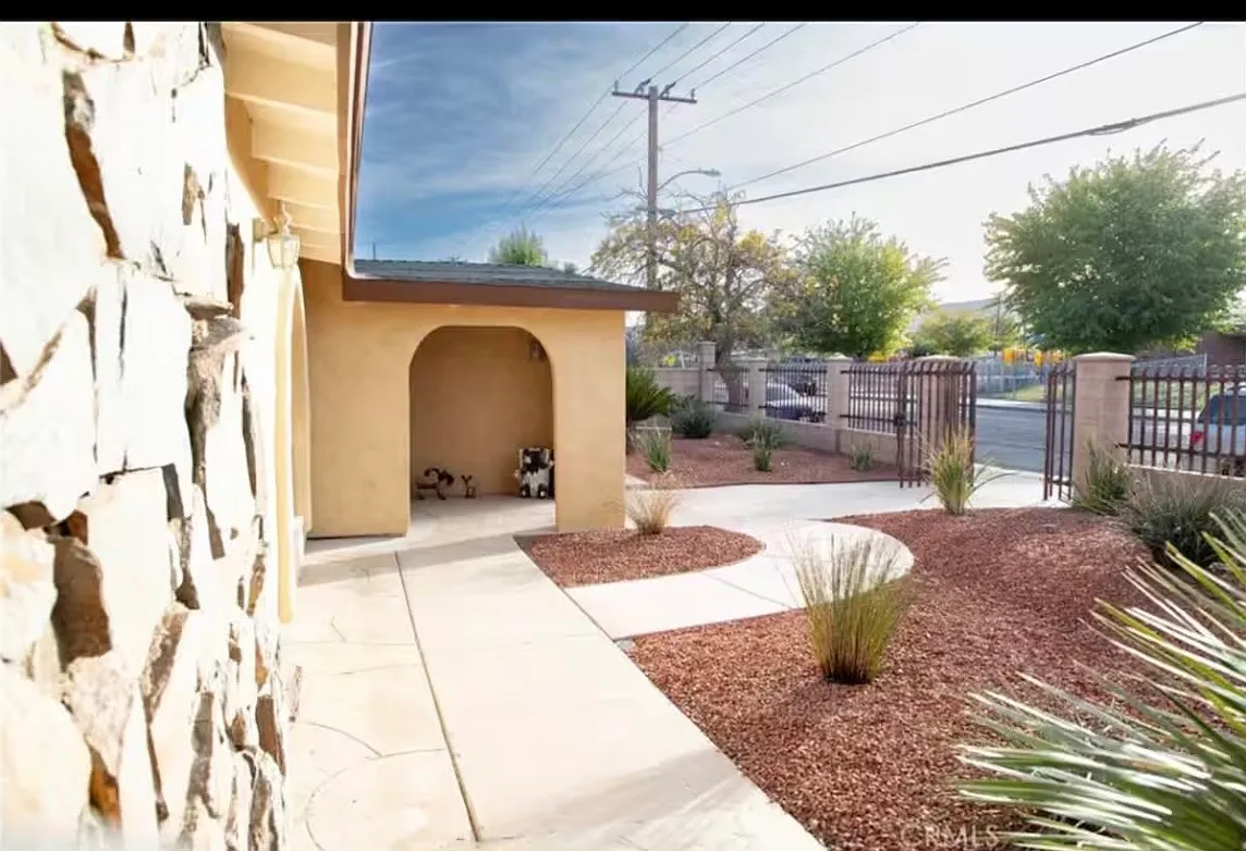 2 bed, 750 sqft, $2,000 — Photo 2