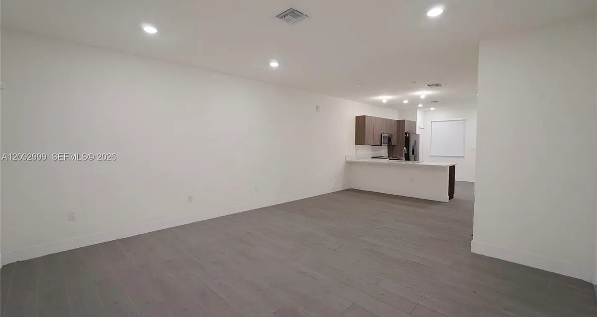 3 bed, 1315 sqft, $3,300 — Photo 3
