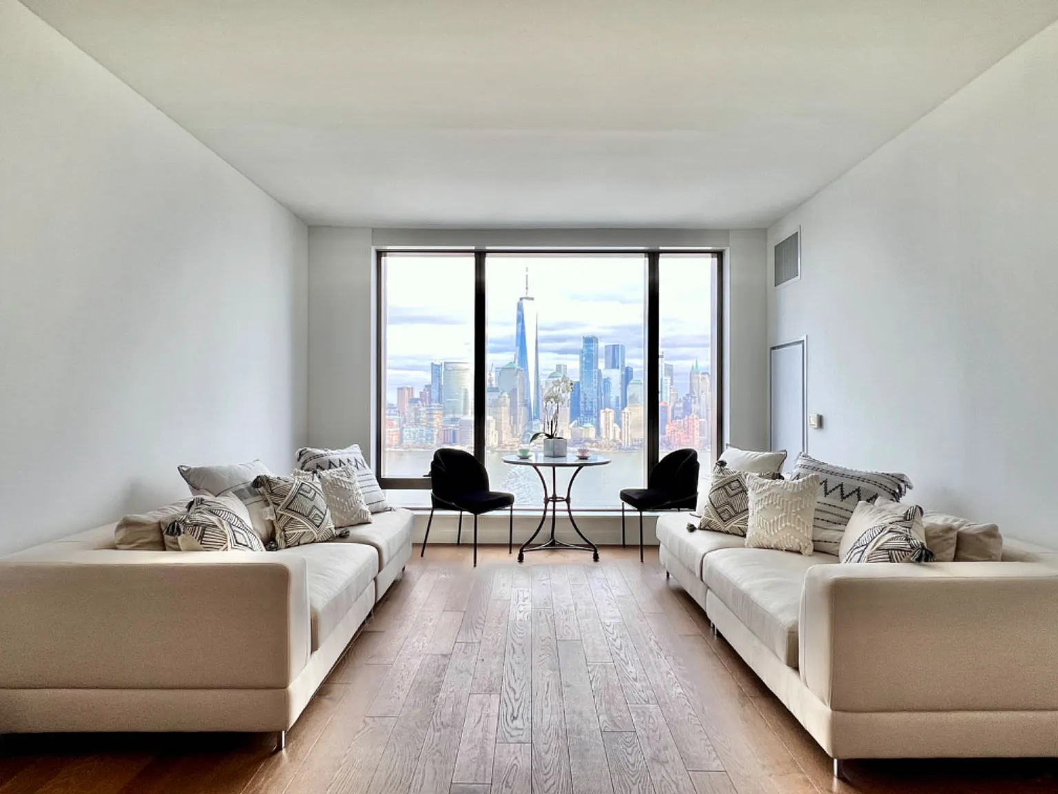2 bed, 1285 sqft, $7,400 — Photo 4