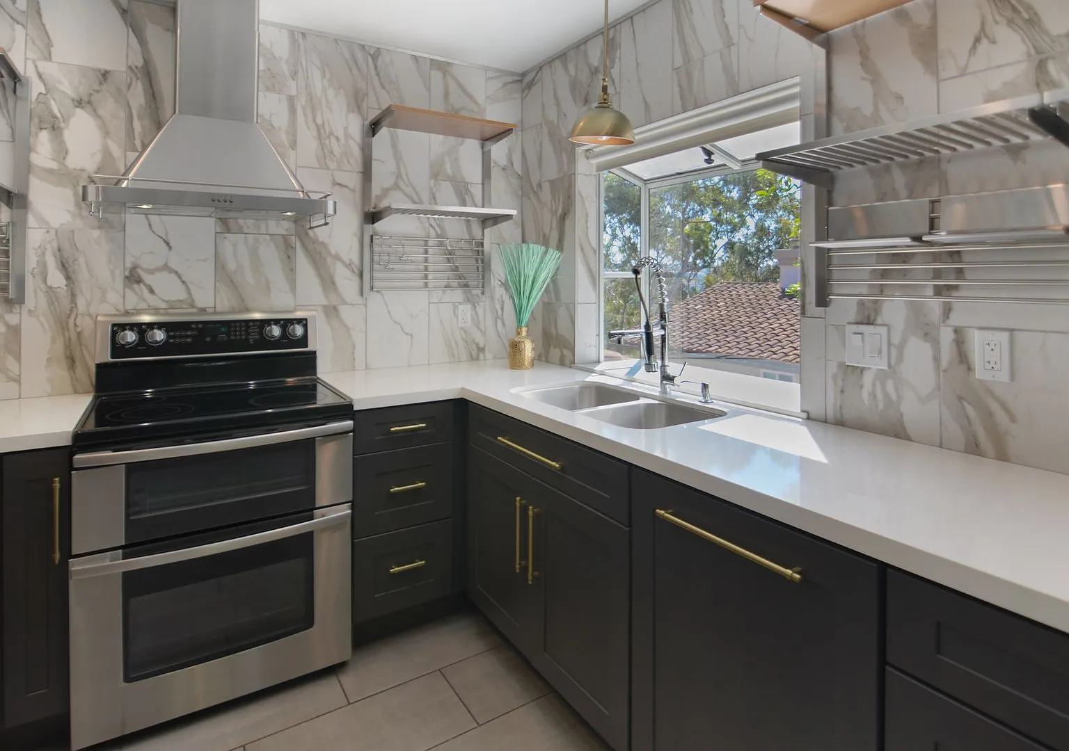 1 Bedroom Condo - Ritz Pointe! — Photo 2