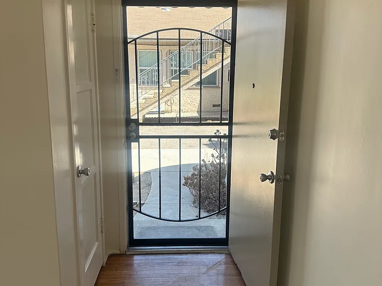 712 W Glenoaks Blvd — Photo 4
