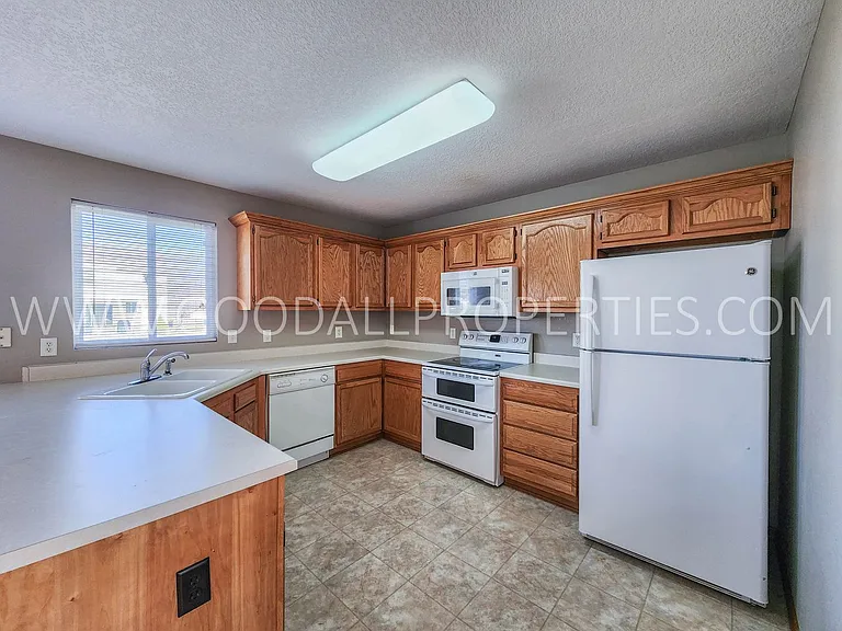 575 SE Melrose Dr — Photo 3
