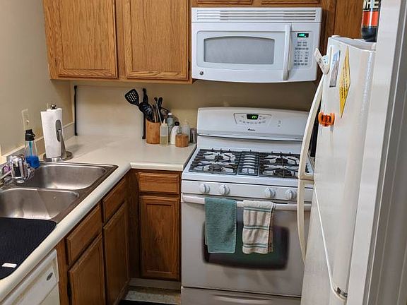4th image of 1411 N Oak Hill Dr Unit H-6