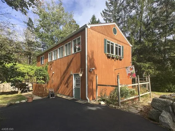 105 Forest Lake Dr, Andover, NJ 07821