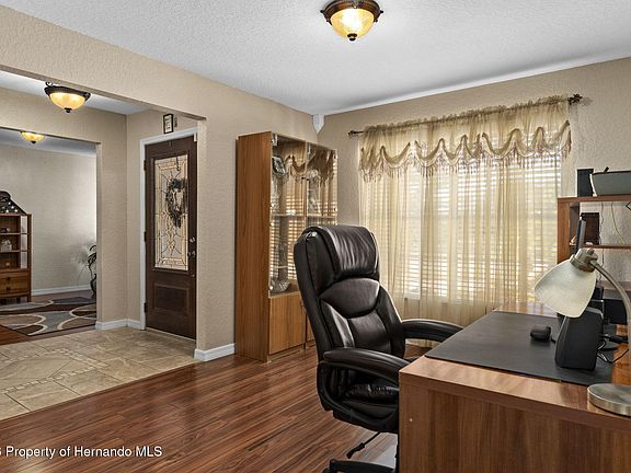 5th image of 216 Cobblestone Dr