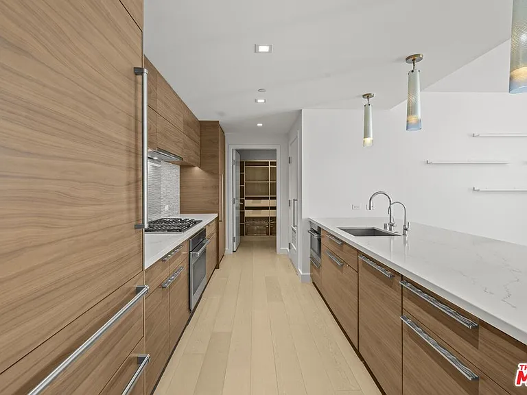 888 W East St #202 — Photo 15