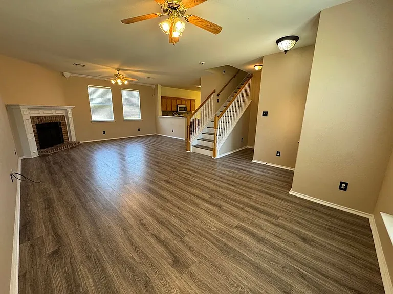 217 Tepee Dr — Photo 3