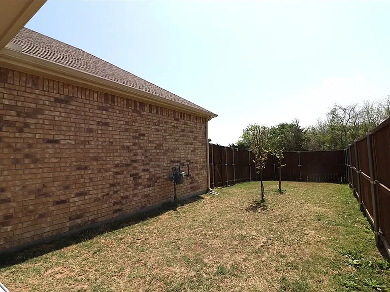 1422 Bellingham Ln — Photo 22