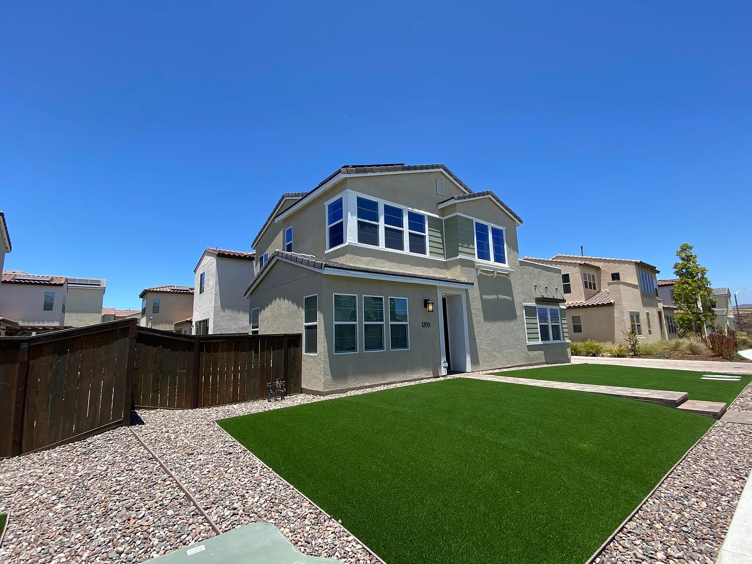 4 bed, 2012 sqft, $4,800 — Photo 2