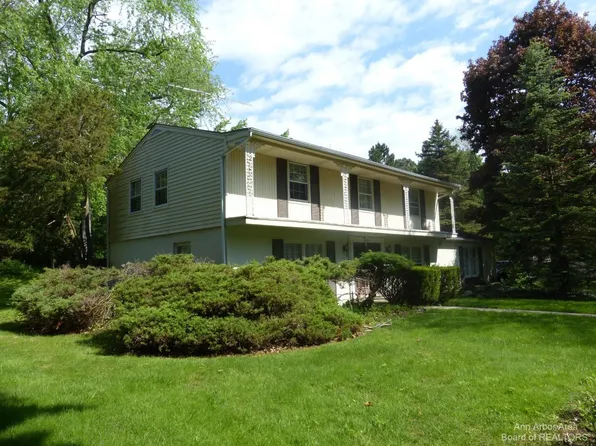 3055 Foxcroft Rd, Ann Arbor, MI 48104