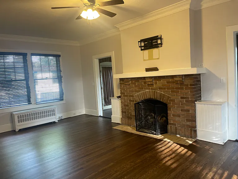 1124 N Spring St — Photo 58