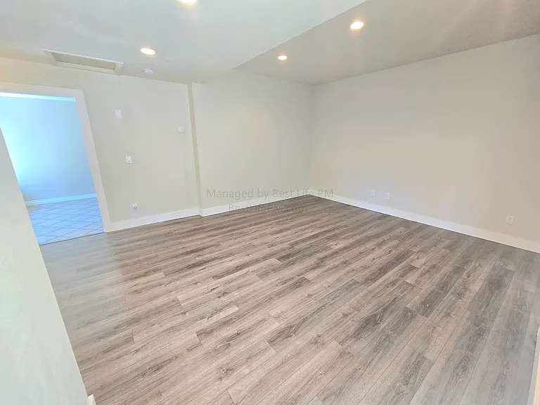 114 SE 218th Ave — Photo 27