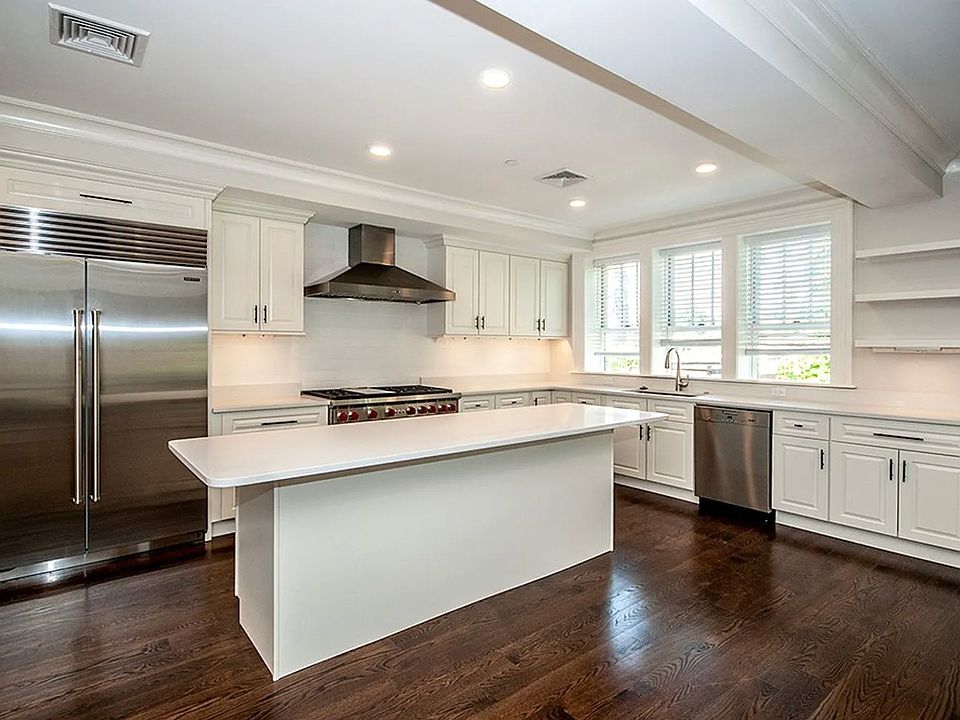 2nd image of 13 Alton Pl #2