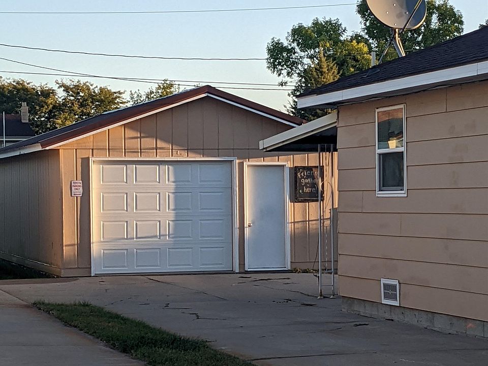 704 W 17th St, Cozad, NE 69130 | Zillow