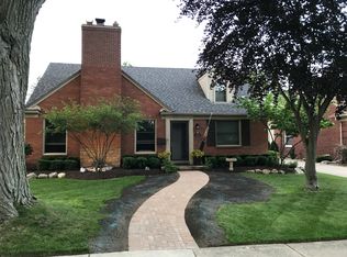 1190 Torrey Rd, Grosse Pointe Woods, MI 48236