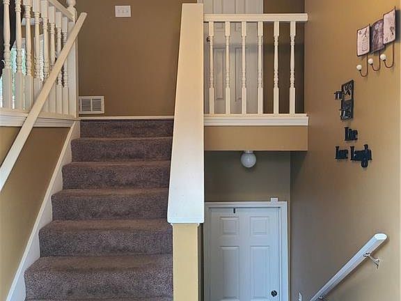 2nd image of 44 Silverthorne Trl