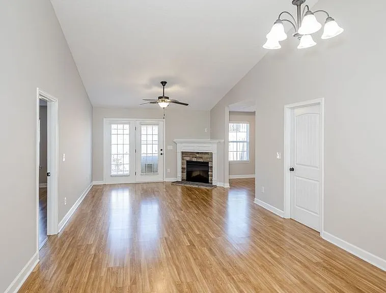 304 York Ln — Photo 11