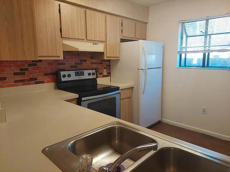 2136 SW 39th Dr — Photo 4