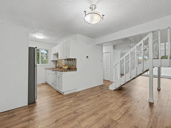 8C Meadowlark Vl NW, Edmonton, AB T5R 5X3