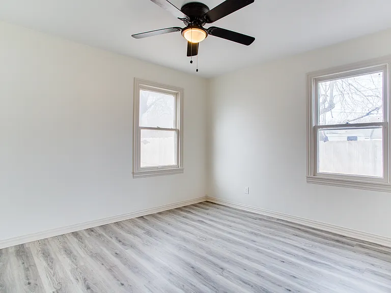 2538 Everitt Dr — Photo 14