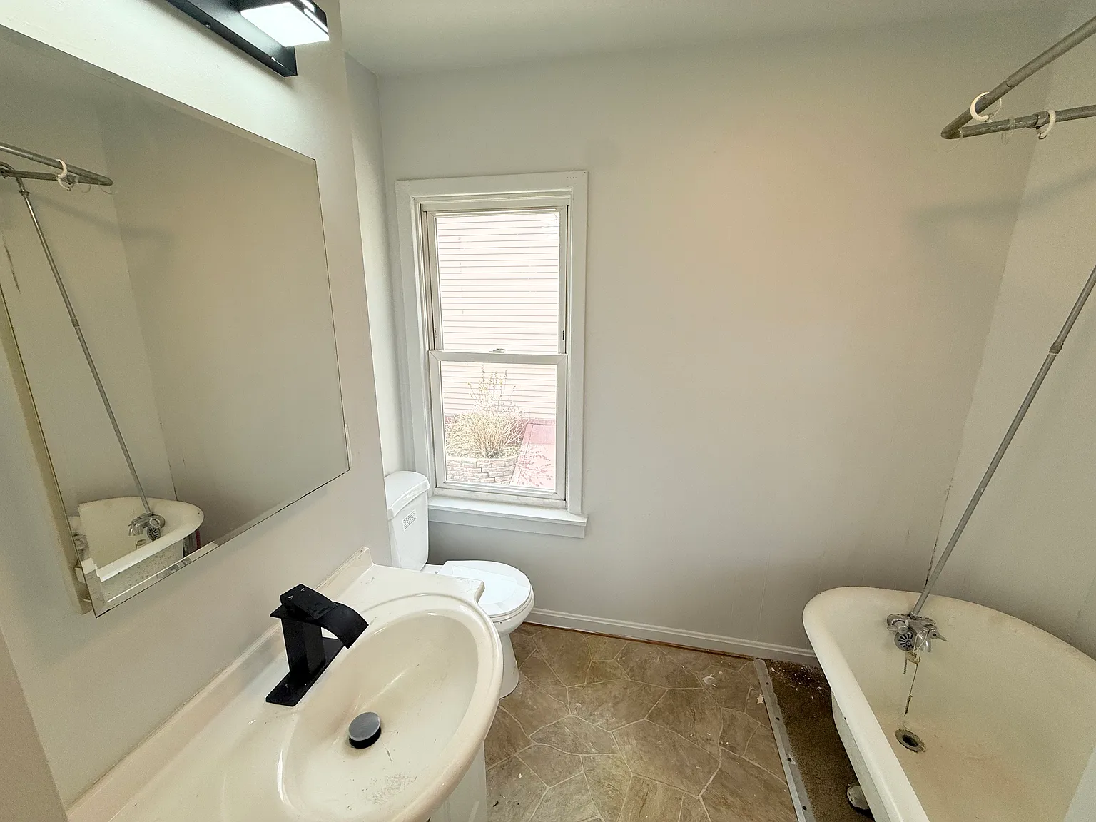 358 Russell St — Photo 4