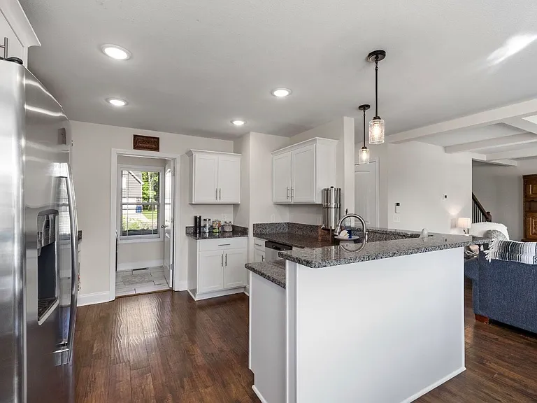 1328 Sussex Dr — Photo 10