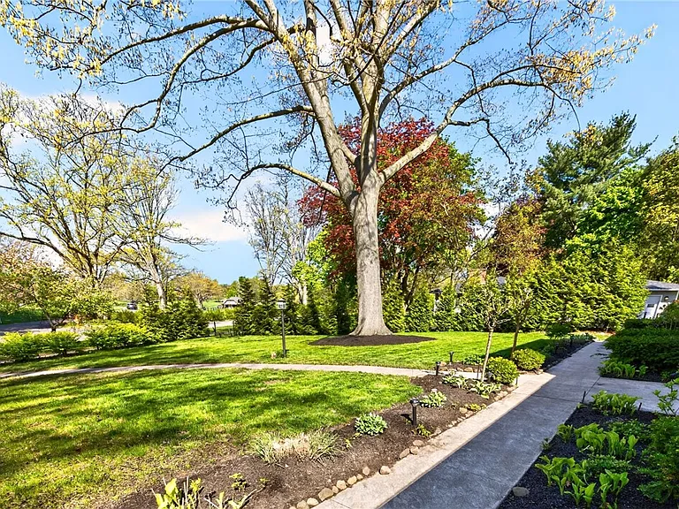 330 Kilbourn Rd — Photo 41