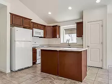 3 bed, 2799 sqft, $2,400 — Photo 3