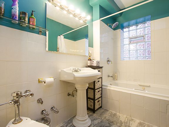 5th image of 2304 W Granville Ave APT 2