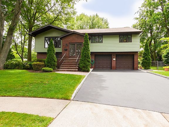 2nd image of 4 Dogwood Ct