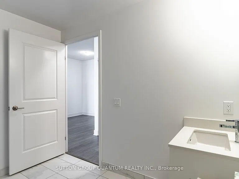 204 Burnhamthorpe Rd E #1105 — Photo 17
