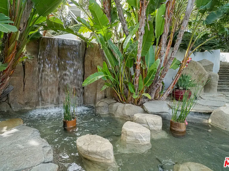 13211 Mulholland Dr — Photo 40