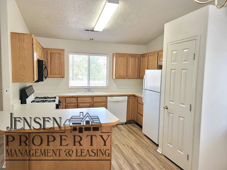 787 N Warm Springs Dr — Photo 21