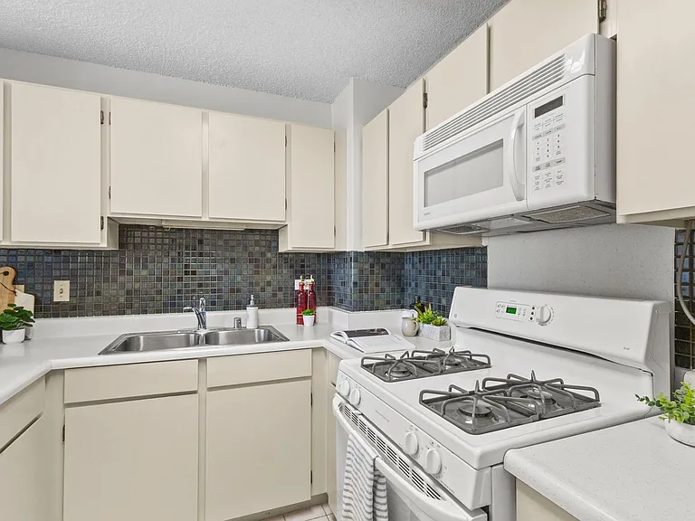 430 Lewers St #25E — Photo 8