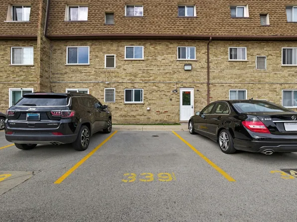 9427 Bay Colony Dr APT 2S, Des Plaines, IL 60016