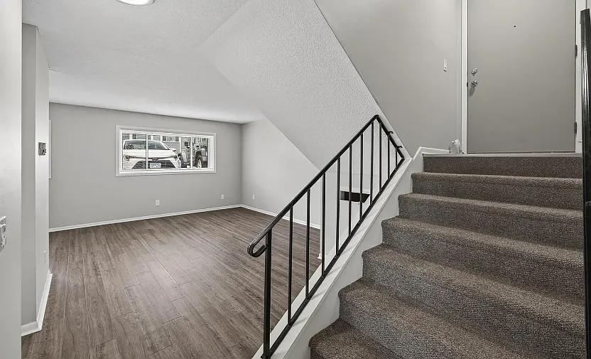3 bed, 1000 sqft, $1,900 — Photo 2