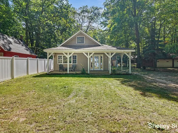 2121 Wolf Lake Dr, Baldwin, MI 49304