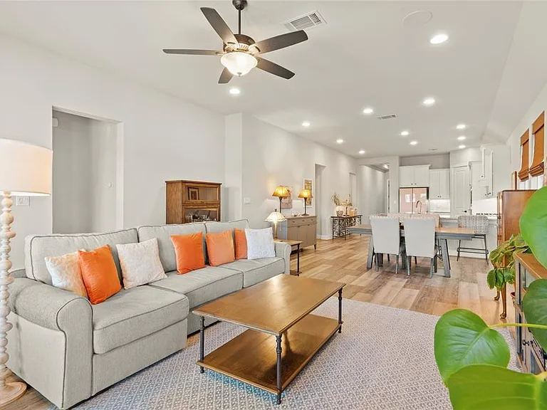 111 Chinaberry Bnd — Photo 8