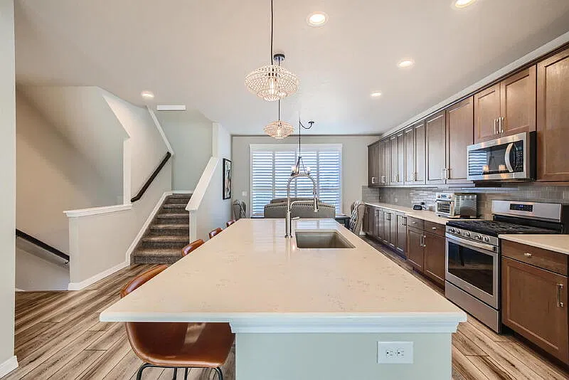 3 bed, 3.5 bath, 1996 sqft, $2,850 — Photo 3